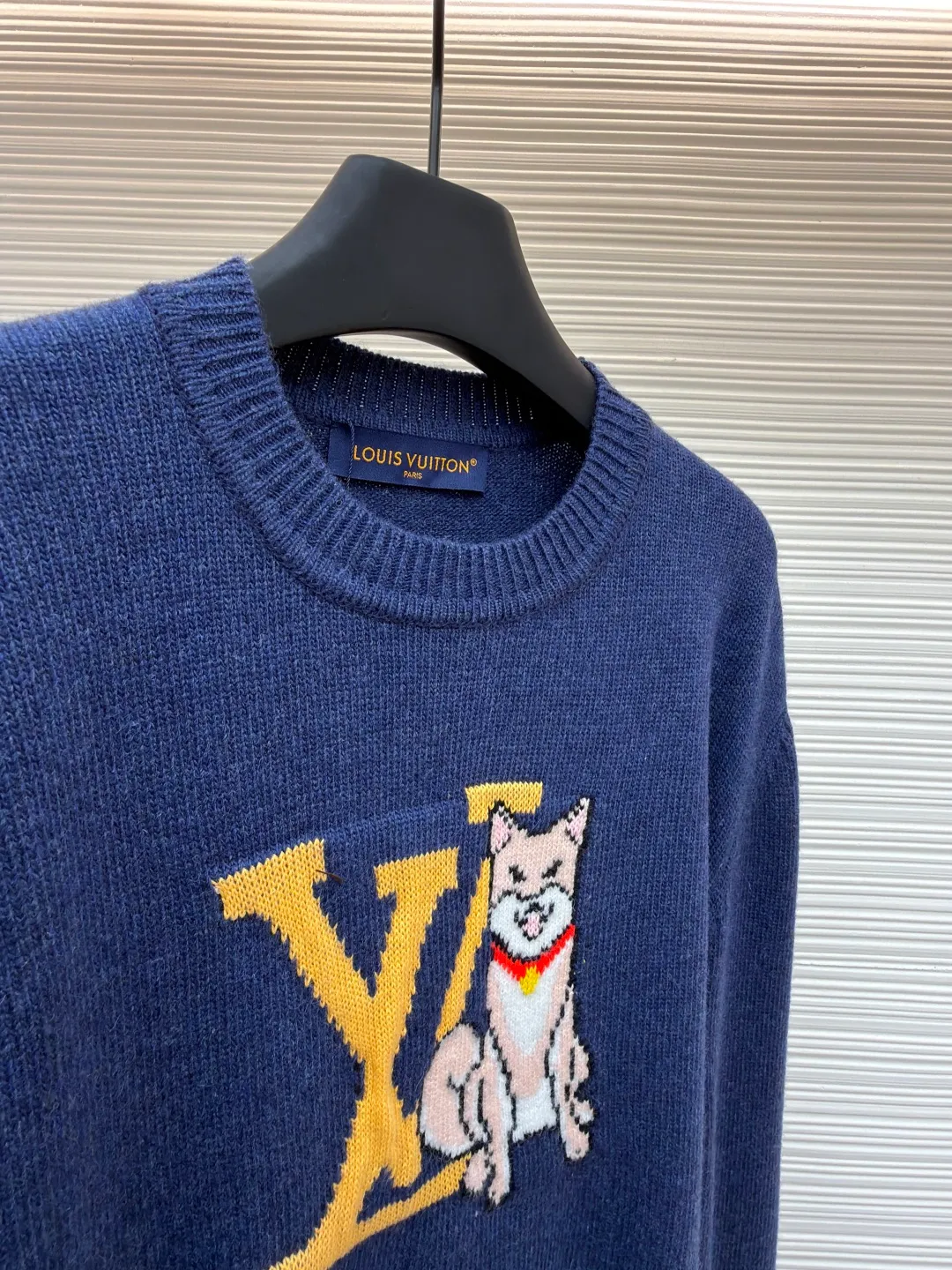 LOUIS VUITTON Seoul-limited intarsia knitted sweater ●Original version: purchased and developed by 11599 ●Item number: 1682133-B85 ●Fabric: wool blended fabric ●Technology: knitted intarsia production ●Color: blue ●Version: fitted version ●Weight: about 535 grams ●Size: S-M-L-XL ●Description: This Louis Vuitton navy blue knitted sweater is woven with 100% ultra-fine merino wool yarn. The basic gray cloth is knitted by a 14-needle precision knitting machine in the Italian workshop. The yarn is first pre-washed and milled to ensure that the garment is not easy to deform, pilling and has excellent skin-friendly properties. The iconic LV letters and Shiba Inu pattern on the front are made using intarsia jacquard technology. Imported acrylic and wool blended threads with high color fastness are used, and are woven needle by needle through a computer-controlled jacquard machine. There are no skipping or floating thread problems on the edges of the pattern. The colors are clearly layered and have a strong three-dimensional effect; the collar and cuffs Both the hem and the hem are made of double-rib hemming technology, with spandex elastic yarn, which has good resilience and is not easy to loosen after long-term wear. The entire body of the garment is hand-ironed and shaped. Every stitching follows the brand's strict 0.1cm stitch length standard, and the details show the exquisite texture of high-end knitting technology. The overall wiring is straight and delicate, the fabric is comfortable and soft, and the color is consistent without color difference. It can be matched with the same style to create a fashionable look and control various occasions. Customized accessories, complete with three standards, same style for men and women!